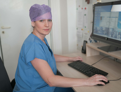 Sestra fotografkou: Kateřina Haldová z Nemocnice AGEL Valašské Meziříčí fotí po směně na sále novorozence v porodnici