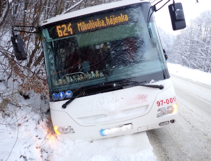 Linkový autobus skončil v příkopu. Cestující nemohli ven