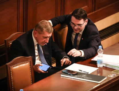 Pat a Mat na cestách. Babiš a Macinka vysvětlí NATO, že bránit se nebudeme, a kolik je pohlaví