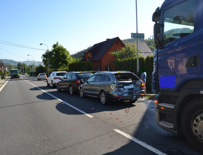 Řidič náklaďáku „zaspal“ a postrčil čtyři auta před sebou