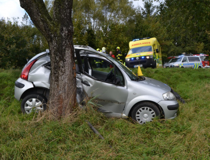 Řidička  narazila do stromu. Do nemocnice ji převážel vrtulník