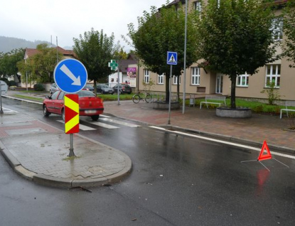 Ženu srazilo vozidlo na přechodu pro chodce