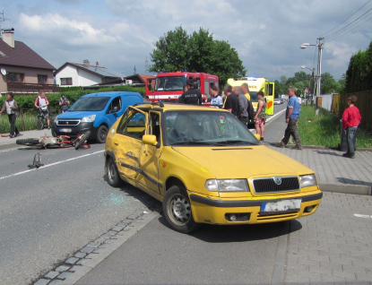 Těžká havárie v Poličné. Pro těžce raněného motorkáře letěl vrtulník 