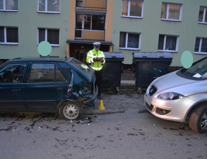 Řidič zvedl mobil a naboural. Celkem poškodil čtyři osobní auta 