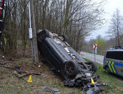 Auto skončilo na střeše, pro zraněného spolujezdce musel přiletěl vrtulník