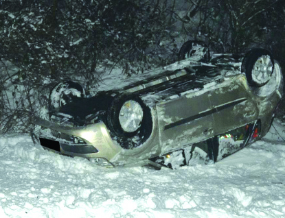 Mladík nezvládl auto a  po přemetech skončil na střeše v poli 