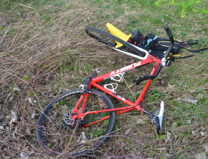 Cyklistu převážel se zraněním vrtulník. Policie hledá svědky střetu 