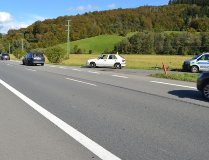 Cyklista se srazil s autem. Policisté žádají svědky o spolupráci