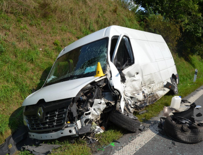 Při srážce dodávky s osobním autem utrpěli řidiči lehká zranění 