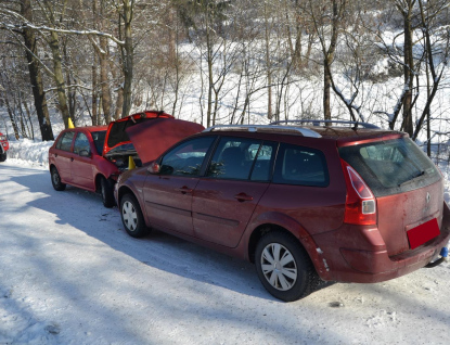 Při čelním střetu dvou osobních aut utrpěla jedna řidička lehké zranění 