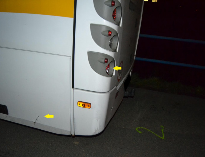 Žena na elektrokole narazila do zaparkovaného autobusu 