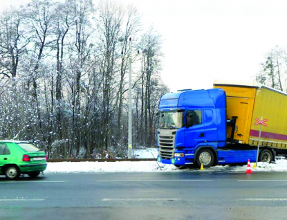 Kamion uvízl v Zubří na přejezdu