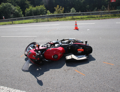 Motorkář při nehodě utrpěl těžké zranění, spolujezdkyně lehké 