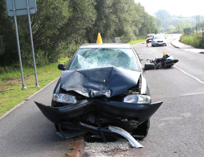 Motorkář se čelně srazil s autem. S těžkým zraněním byl převezen do nemocnice