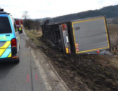 Motorkář vytlačil řidiče nákladní soupravy z vozovky