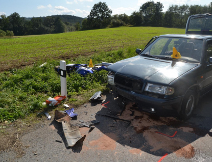 Motorkářka nezvládla zatáčku a srazila se s autem