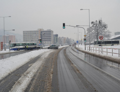 Nedala přednost a nabořila autobus