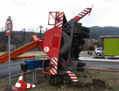 Vysokozdvižná plošina se vyvrátila i s obsluhou