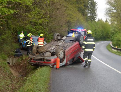 Teenager nezvládl zatáčku a skončil s autem na střeše 