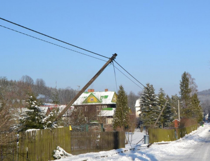 Náklaďákem pokácel tři sloupy elektrického vedení 