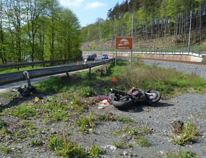 Motorkář se smrtelně zranil při riskantním předjíždění u Valašského Meziříčí