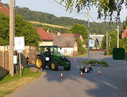 Při střetu traktoru a skútru utrpěl motocyklista těžké zranění 