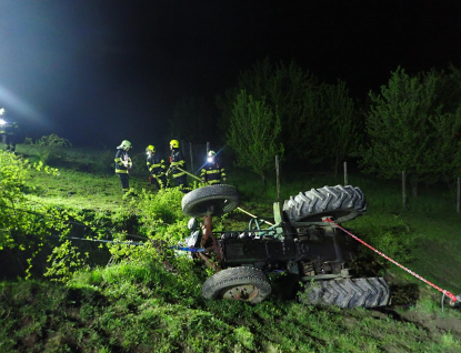 Muž zůstal pod traktorem zaklíněn. Vyproštění zraněného a následně traktoru trvalo několik hodin 