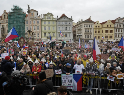 „Hanba, demisi.“ Demonstranti zaplnili Staroměstské náměstí