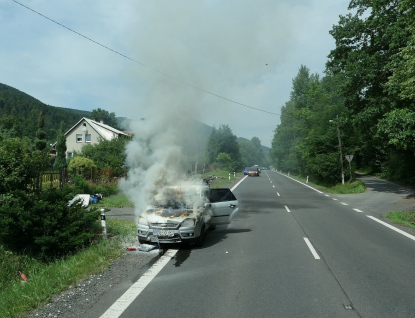 V Rožnově p. R. začal hořet osobní automobil během jízdy