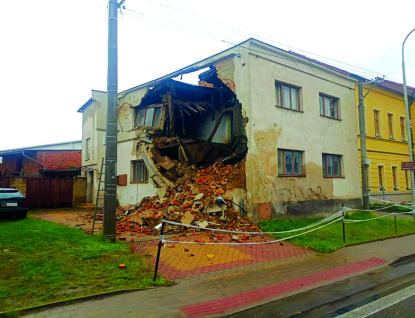 Kvůli dešti se hroutí domy. Hasiči zasahují na mnoha místech v kraji