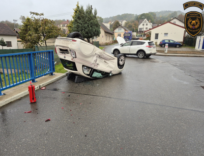 Auto skončilo po srážce na střeše
