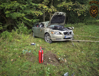Řidička nezvládla řízení a skončila i s malým dítětem v lese