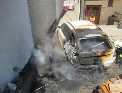Ve dvoře rodinného domu hořel osobní automobil