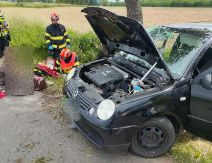 Hasiči po bouračce poskytli řidičce i spolujezdkyni první pomoc