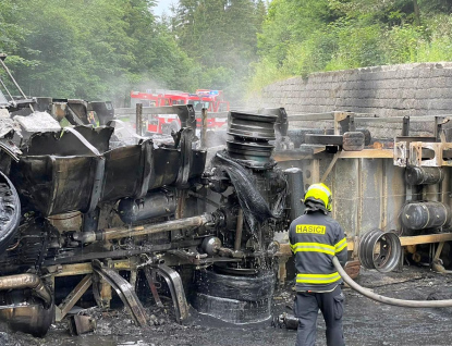 Rozsáhlý požár kamionu zablokoval silnici za Horní Bečvou ve směru na Slovensko