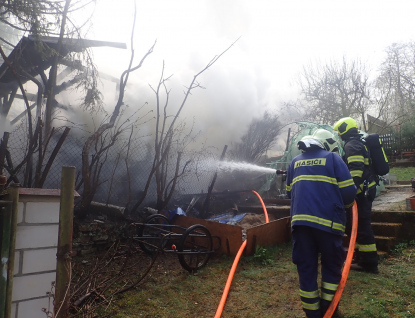 Pálení za silného větru způsobilo požár kůlny a poškození zateplení chaty