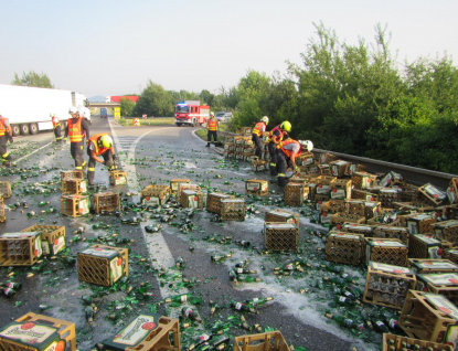 Plzeňské pivo se rozlilo po silnici a zastavilo dopravu