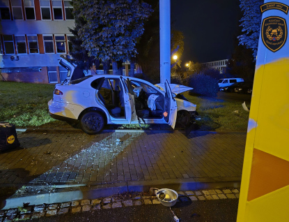 Řidič trefil sloup veřejného osvětlení