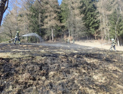 Hasiči ve Zlínském kraji vyjeli v sobotu k devíti hlášeným požárům trávy