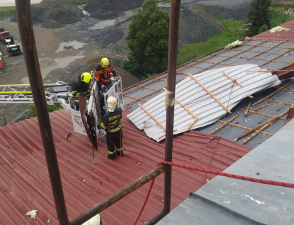 Hasiče zaměstnal rozsáhlý požár lesa v Rožnově