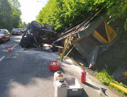 Na hlavním tahu v Dolní Bečvě havaroval náklaďák. Řidiče transportoval vrtulník 