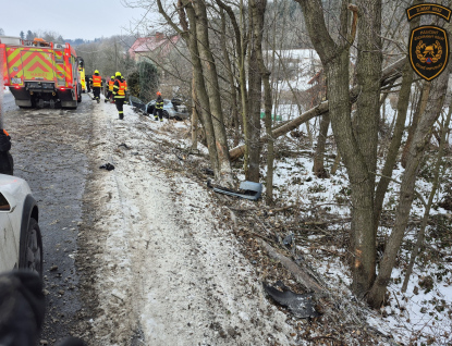 Řidič v Hošťálkové narazil do stromu a zůstal v něm zaklíněn 