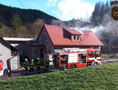 Za požárem domu stál teplovzdušný rozvod krbu