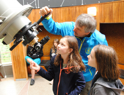 Mladí astronomové si užívají letní putování vesmírem