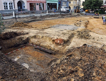Archeologové našli na náměstí barokní kašnu