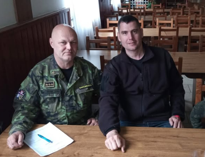 Pokud nám volby ukradnou, nazrál čas na odboj, vyzval lídr Stačilo! Své příznivce cvičí se zbraní