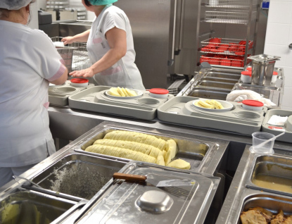 Pomocí tabletového systému rozvezou zaměstnanci stravovacího provozu v Nemocnici AGEL Valašské Meziříčí měsíčně více než 6 500 obědů
