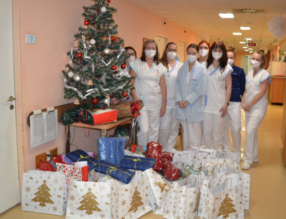 Nemocnice AGEL Valašské Meziříčí se ponořila do vánoční atmosféry. Pacienti o štědrovečerní rybu nepřišli