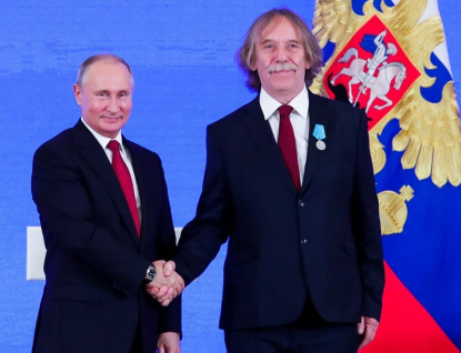 Dno v nedohlednu. Nohavica v nové „humorné“ písni brání Putina