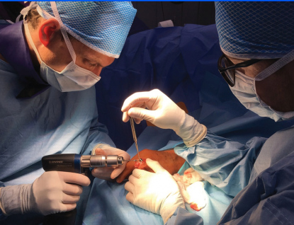 Ortopedické oddělení Uherskohradišťské nemocnice provedlo raritní operaci - výměnu kloubu prstu na ruce